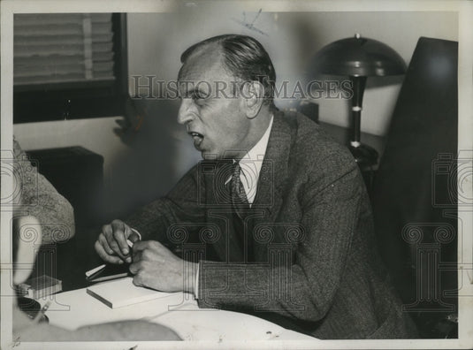 1937 Press Photo James M. Landis' Resignation Speech at Press Conference