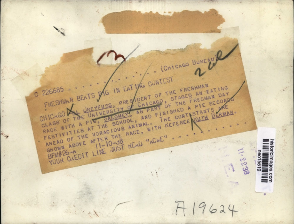 1938 Press Photo Al Dreyfuss has eating race with pig Salomey Univ. of Chicago