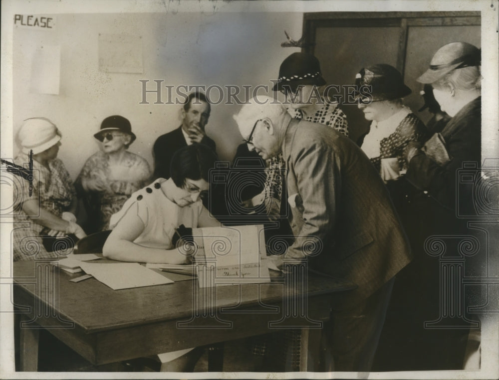 1935 Press Photo Ann Donneley State Pension Clerk helps elderly with forms