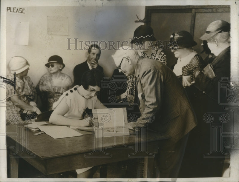 Load image into Gallery viewer, 1935 Press Photo Ann Donneley State Pension Clerk helps elderly with forms
