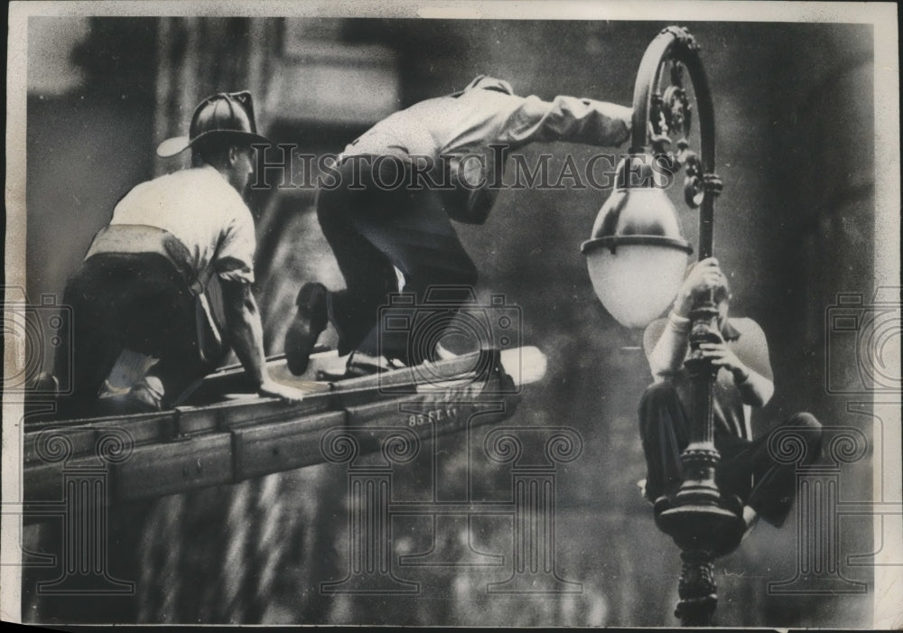 1950 Press Photo Union Square, New York Left-Wing Demonstrator on Light Pole