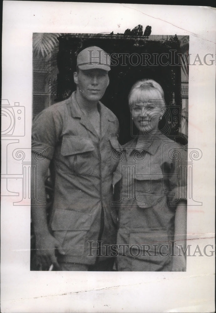 Load image into Gallery viewer, 1967 Press Photo Pfc Jamie McCollom and his sister Susan - neo15767
