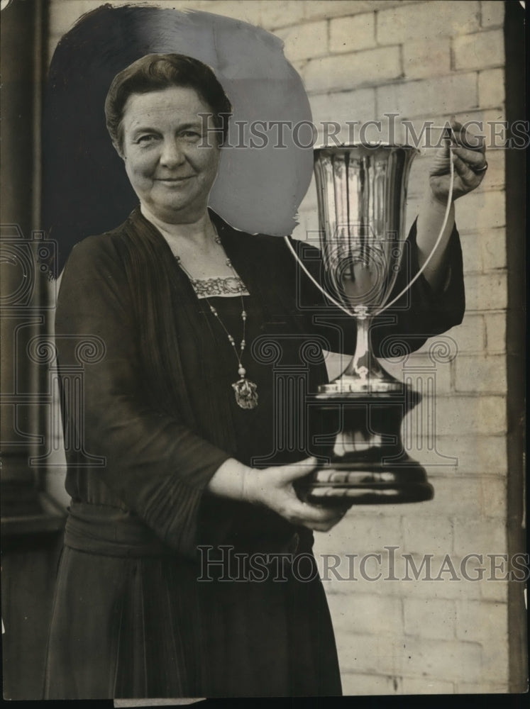 1924 Press Photo Belle Sherwin with National League Women Voters Trophy