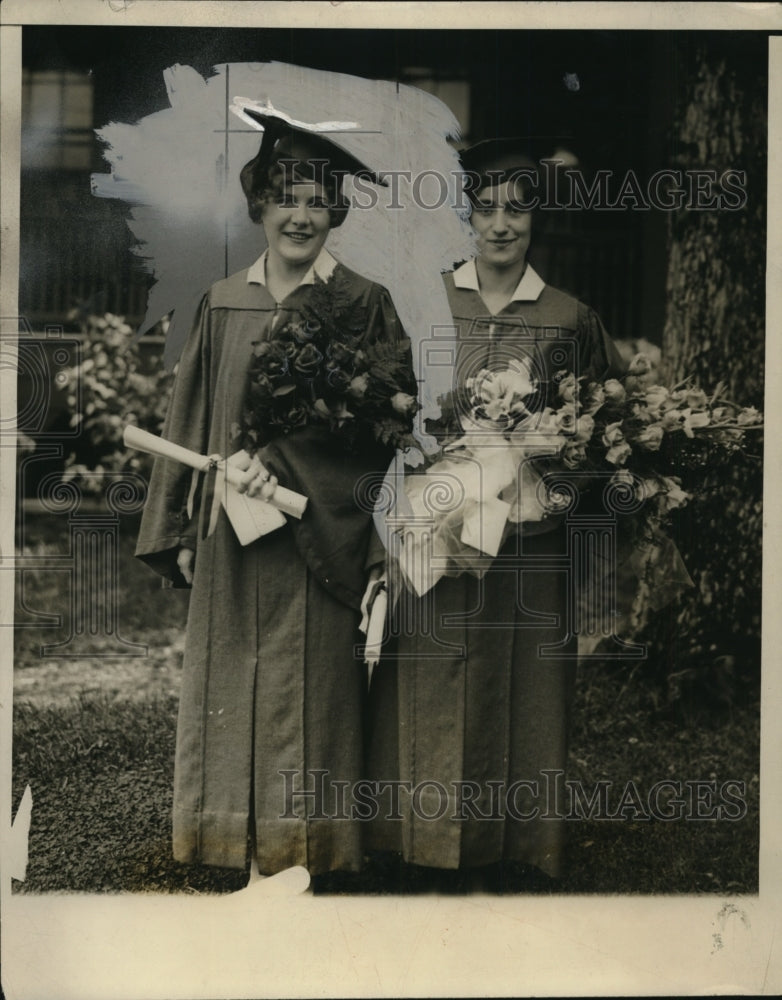 1928 Press Photo Elizabeth Gunung & Ruth Johnson at Beaver College Graduation