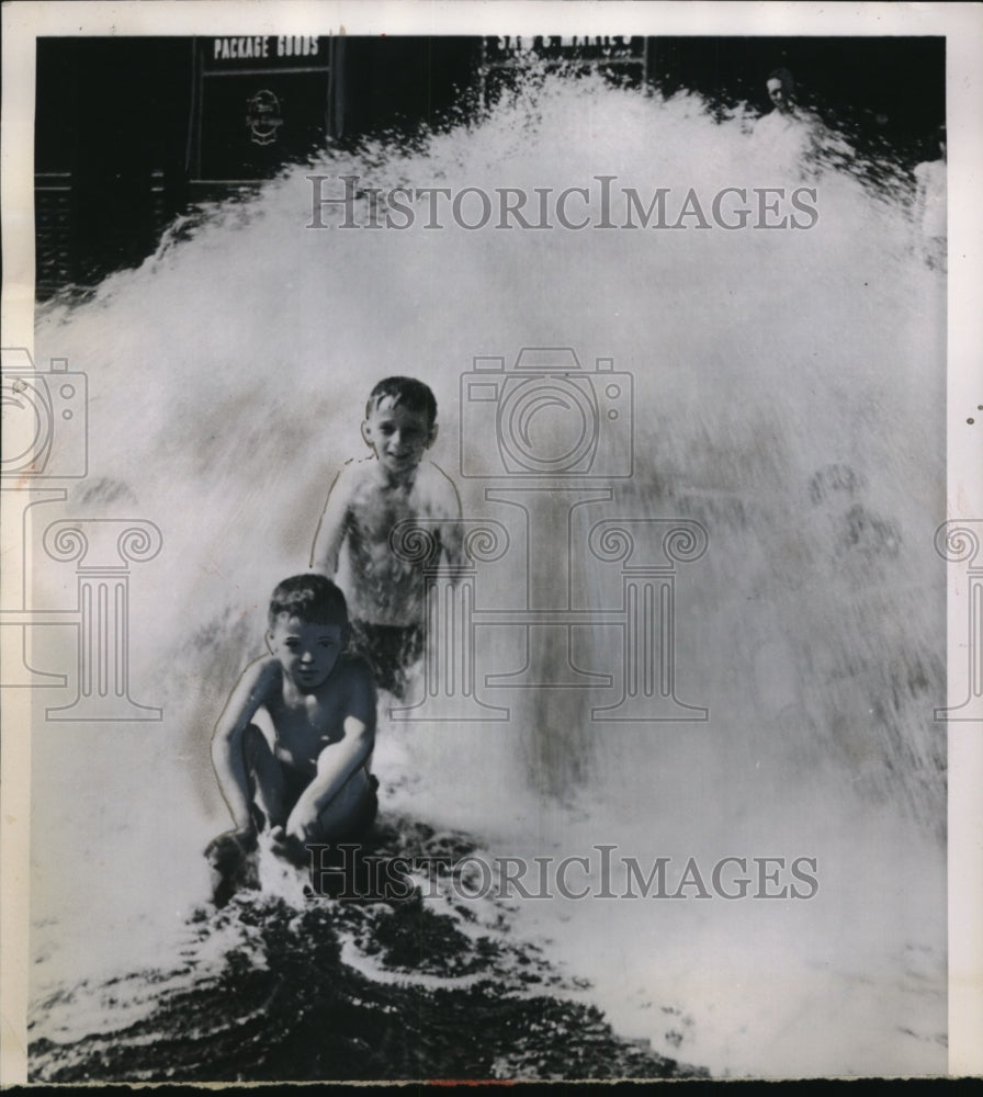 1953 Press Photo Children Playing in Fire Hydrant, Chicago South Side