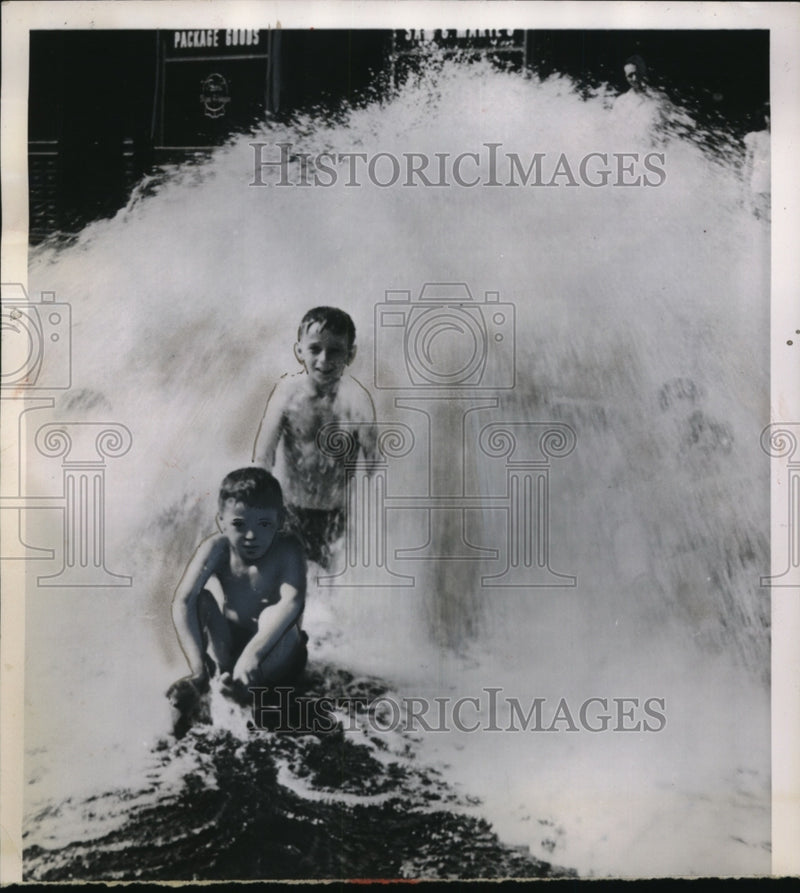 Load image into Gallery viewer, 1953 Press Photo Children Playing in Fire Hydrant, Chicago South Side
