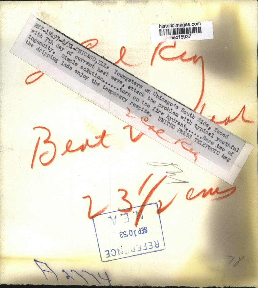 1953 Press Photo Children Playing in Fire Hydrant, Chicago South Side