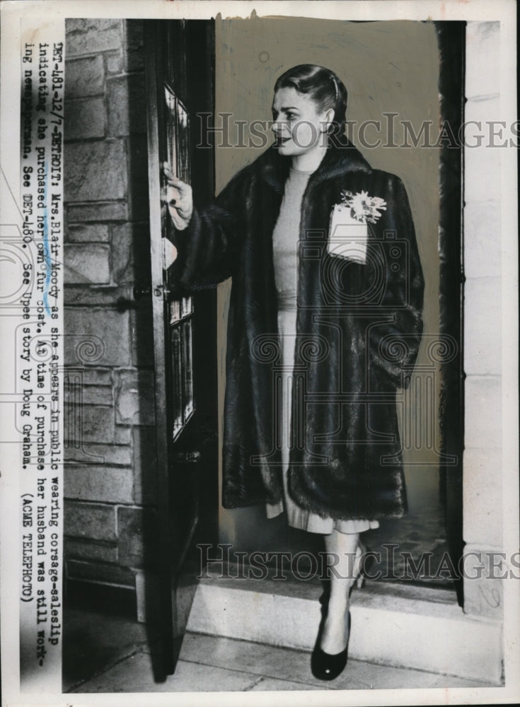 Load image into Gallery viewer, 1951 Press Photo Blair Moody with corsage sales-slip on her fur coat
