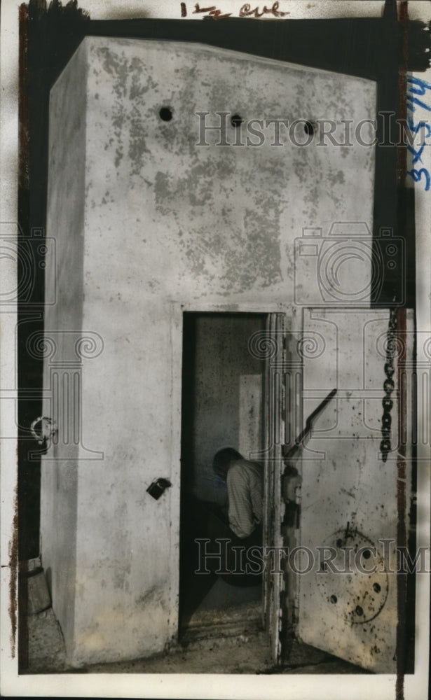1937 Press Photo Prison Dungeon - neo15983