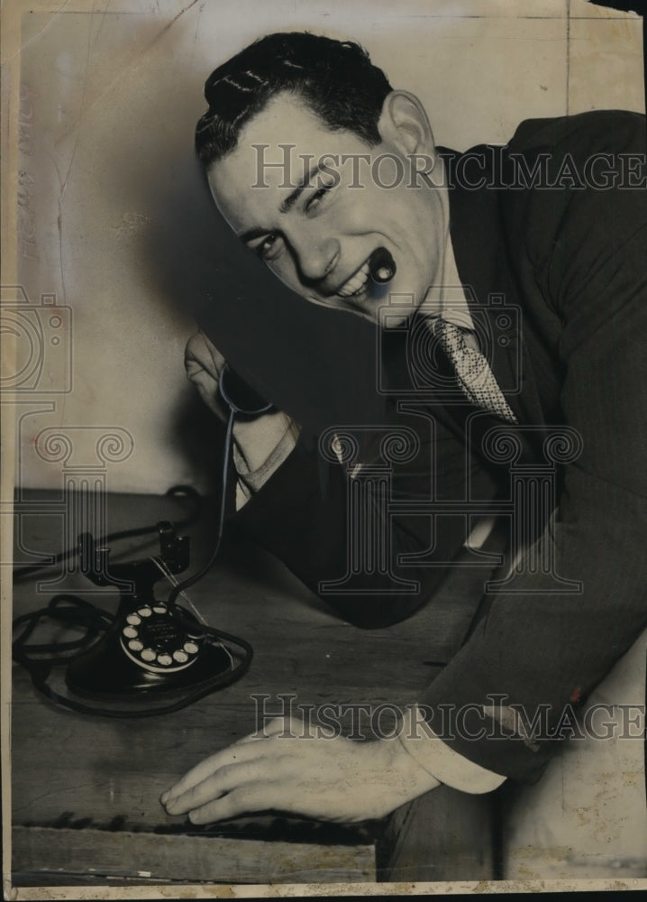 Load image into Gallery viewer, 1937 Press Photo Arnold Mickey Qwen - neo16047
