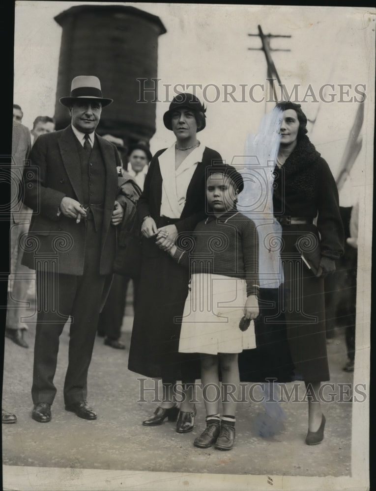 1932 Press Photo Secretary of Treasury Ogden Greeted by Mrs Nicholas Longworth