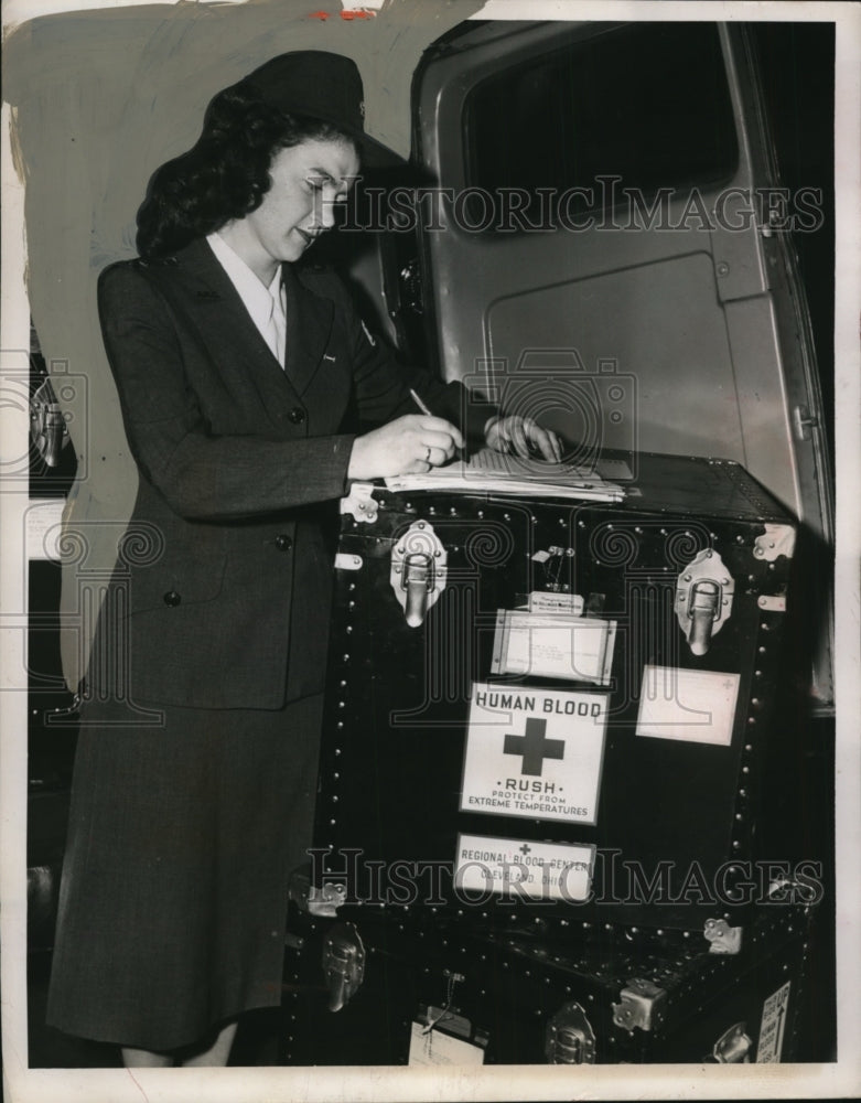 Load image into Gallery viewer, 1951 Press Photo Frieda Helwig w/ Cleveland Blood Shipment for Korea - neo16070
