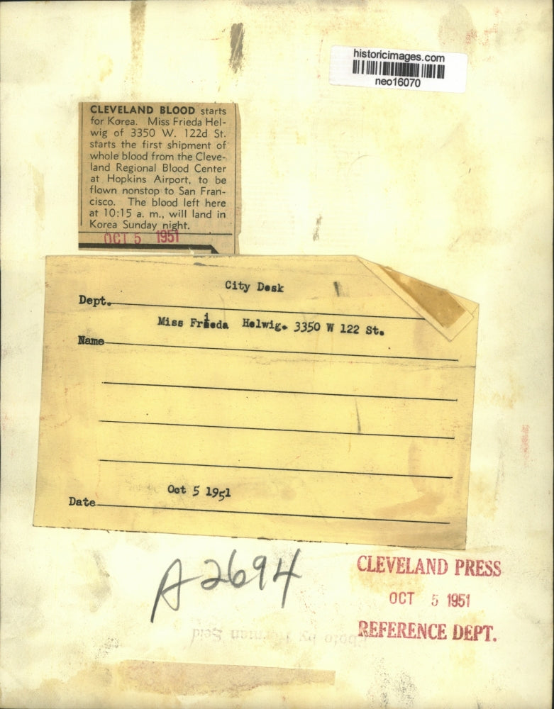 1951 Press Photo Frieda Helwig w/ Cleveland Blood Shipment for Korea - neo16070