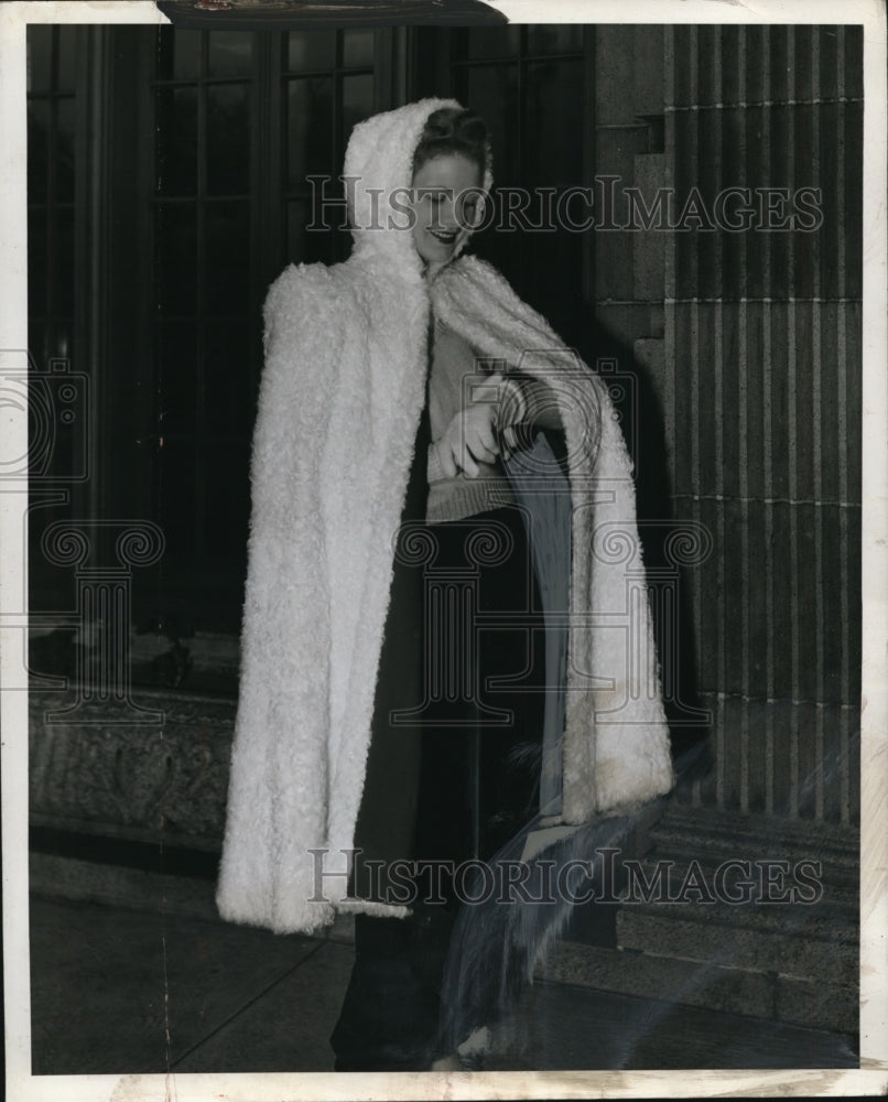 1941 Press Photo Woman in Hood - neo16295