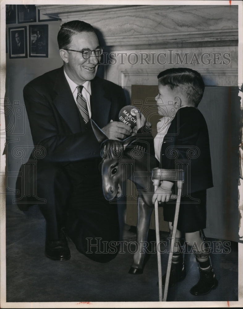 Load image into Gallery viewer, 1954 Press Photo Kefauver &amp; Debby Dams - neo16302
