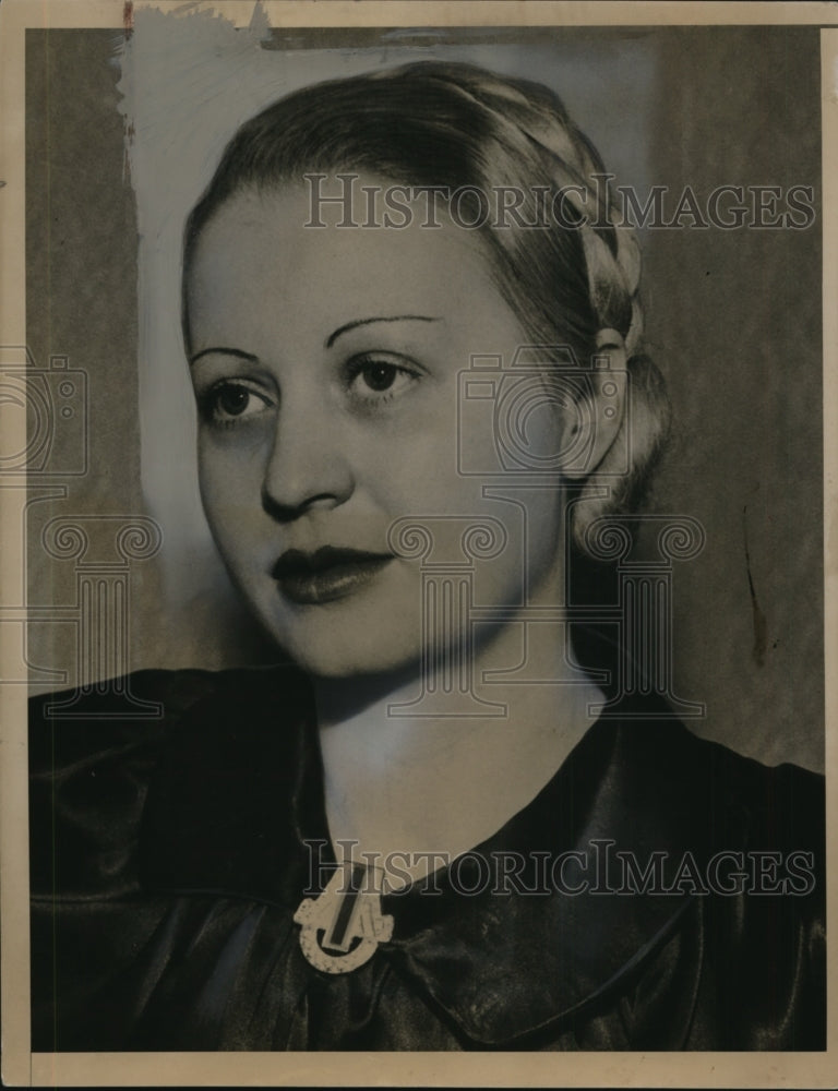 1935 Press Photo Mrs Grace Thomasson St Louis MO widow in gift of God case