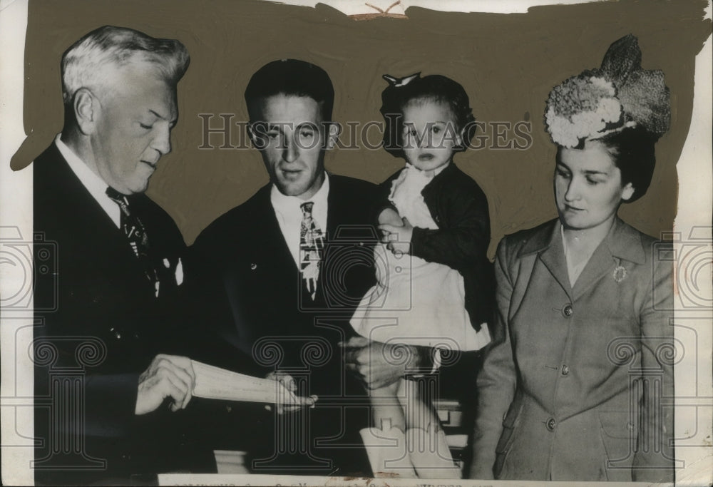 1948 Press Photo Jimmie C. Flood with Ohio Bonus checks to Veterans of WWI- Historic Images