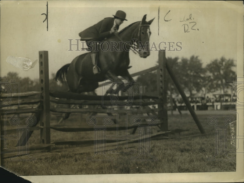 Load image into Gallery viewer, 1920 Press Photo Betty Stettinius on General Bob over a hurdle at Mineola show
