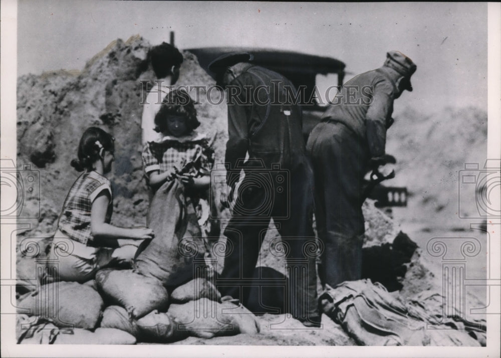 1952 Press Photo Mississippi flood refugees fill sandbags - neo16535
