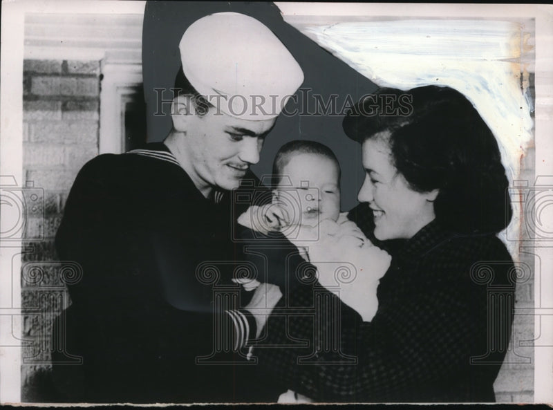 Load image into Gallery viewer, 1953 Press Photo Mr &amp; Mrs Richard Stammer &amp; bay Richard returned from kidnap
