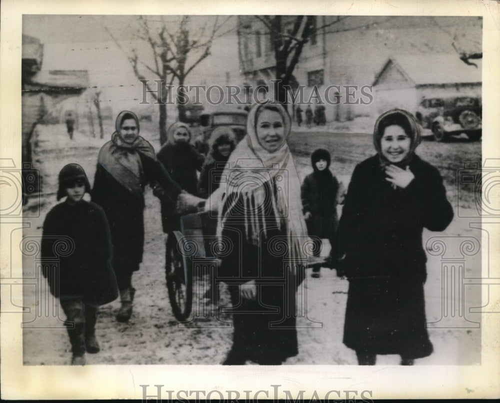 1943 Press Photo Residents of Mozdok, Russia Returning After Red Army Leaving