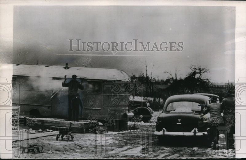 Load image into Gallery viewer, 1953 Press Photo Scene of McCaughlin Trailer Home Police Standoff - neo16612
