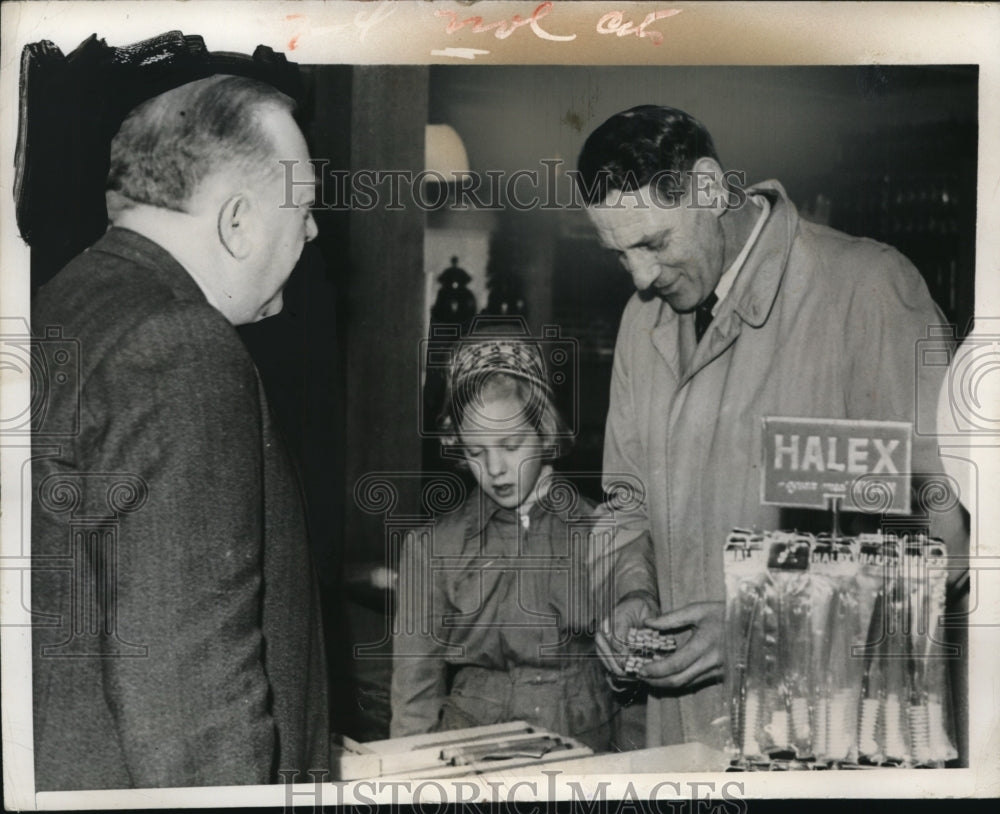 1949 Press Photo King Frederik of Denmark & Princess Margarethe Shopping