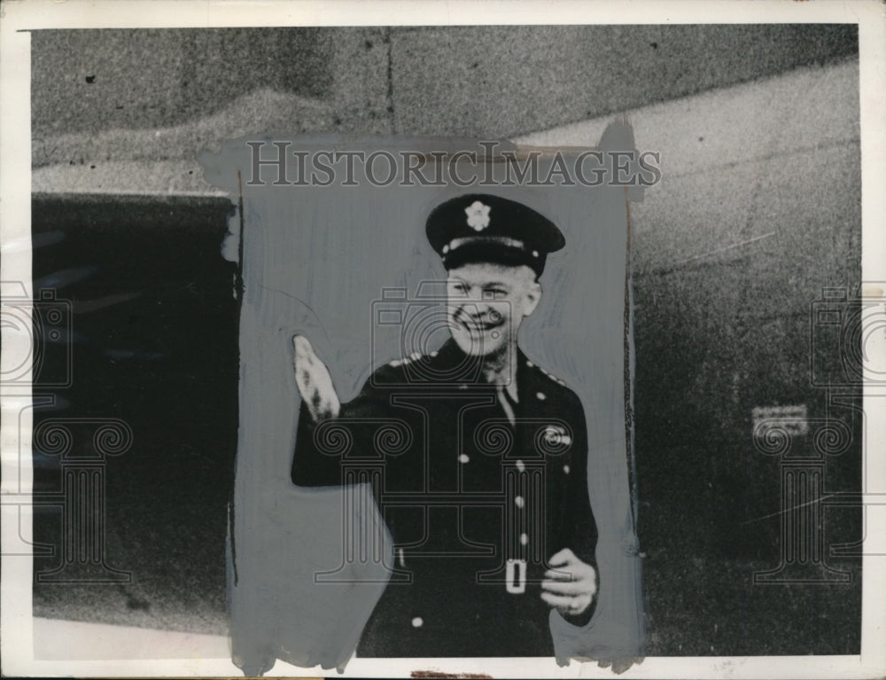1942 Press Photo General Dwight Eisenhower waves goodbye as he enters bomber