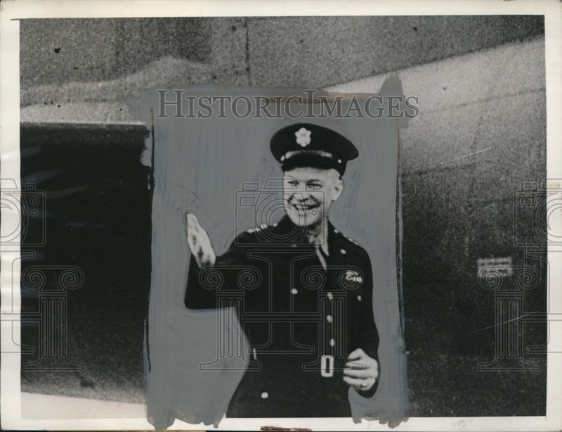 Load image into Gallery viewer, 1942 Press Photo General Dwight Eisenhower waves goodbye as he enters bomber
