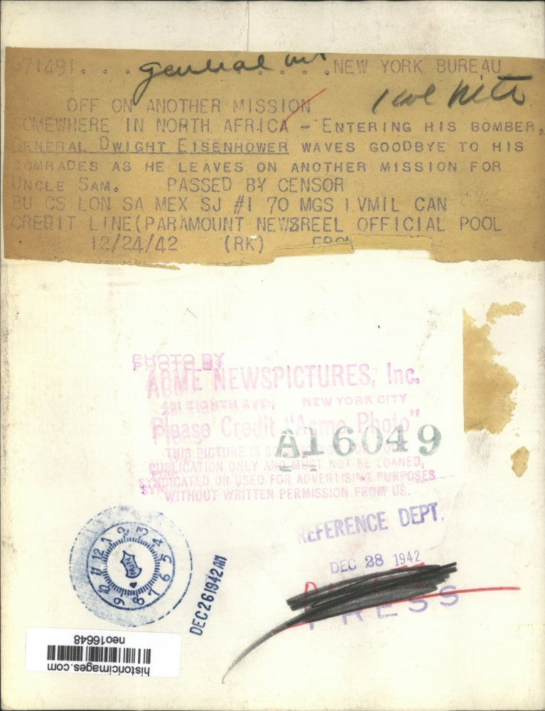 1942 Press Photo General Dwight Eisenhower waves goodbye as he enters bomber