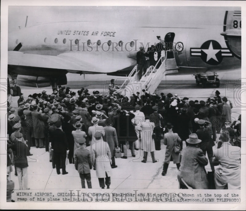 Load image into Gallery viewer, 1951 Press Photo General MacArthur Arrives at Midway Airport Chicago - neo16724
