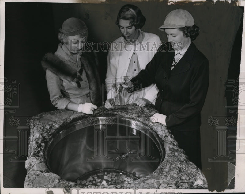 Load image into Gallery viewer, 1951 Press Photo Cleveland Junior Council Members at Art Museum Wishing Well
