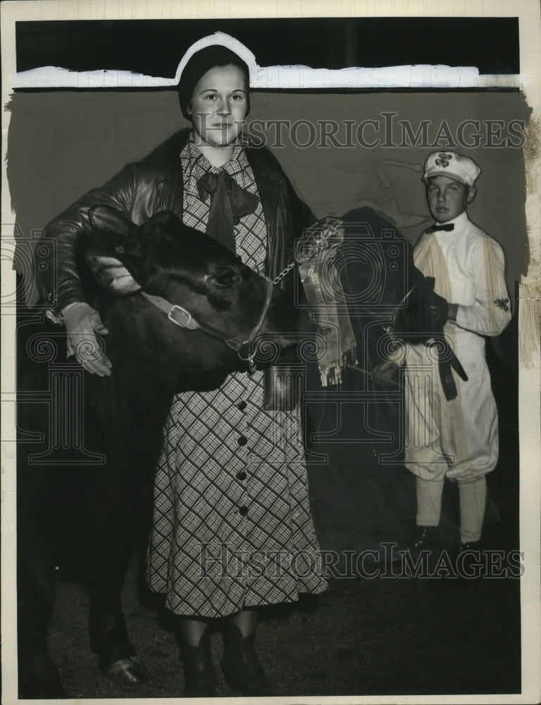 Load image into Gallery viewer, 1935 Press Photo Helen Shine &amp; Grand Champion, Evan Suter &amp; Reserve Champion
