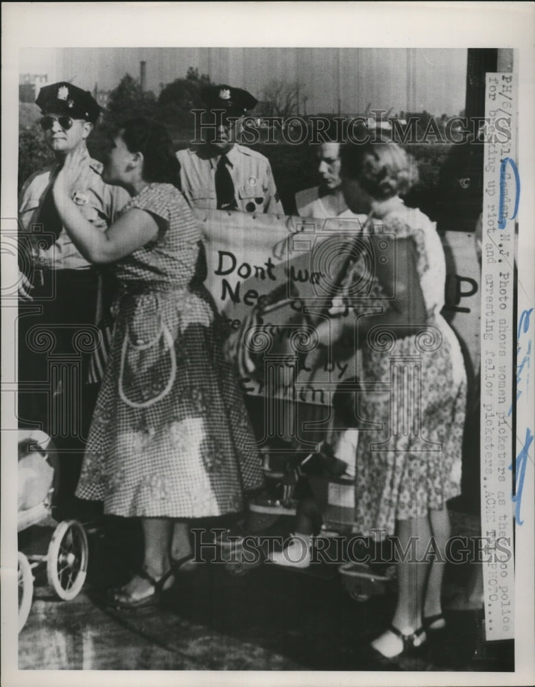 Load image into Gallery viewer, 1951 Press Photo Camden, NJ- Female Picketers Boo Arresting Police - neo16863
