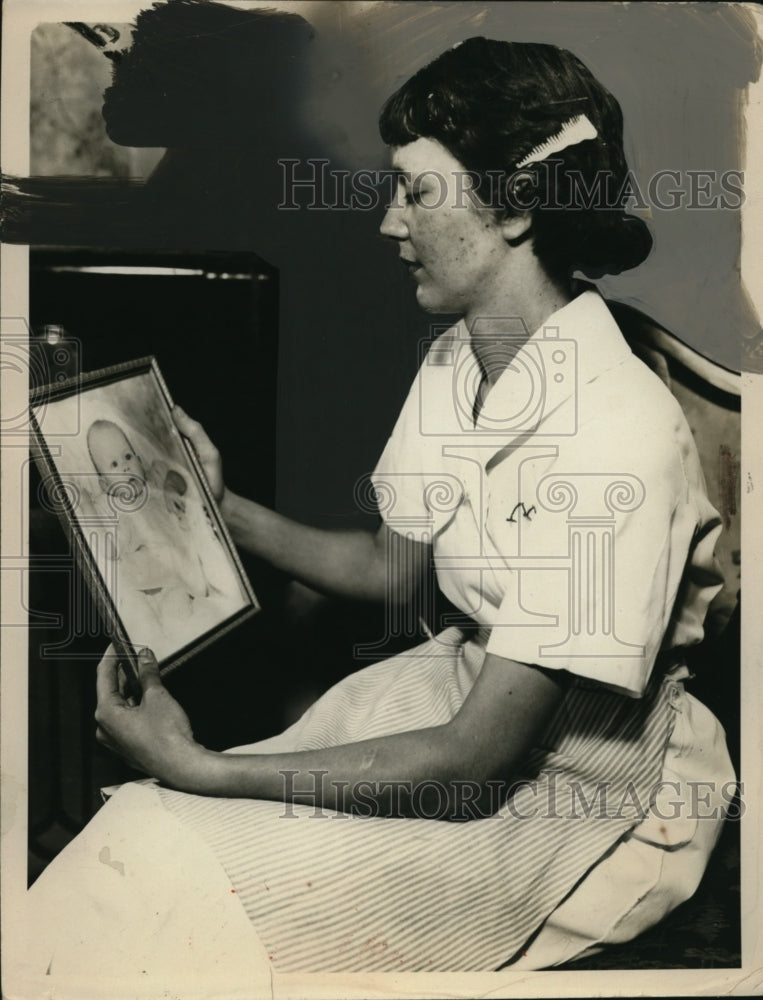 1936 Press Photo Mrs Andrew S Balogh with photo of baby Andrea - neo17076