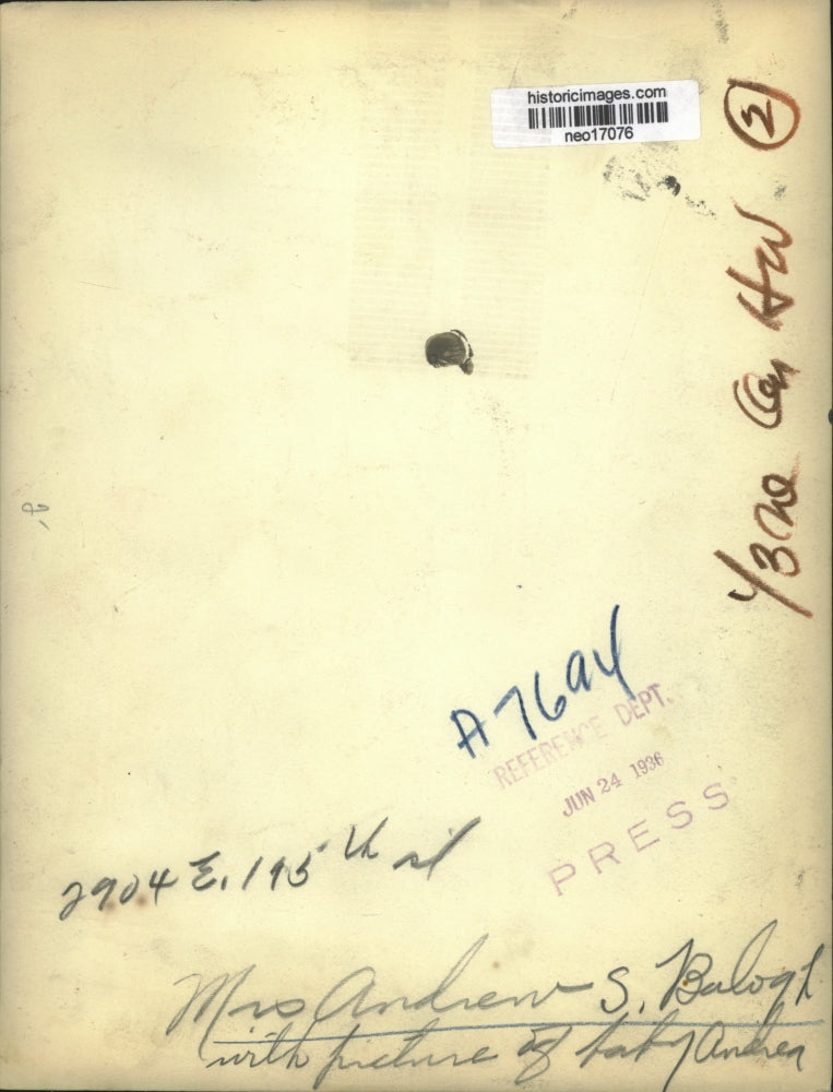 1936 Press Photo Mrs Andrew S Balogh with photo of baby Andrea - neo17076