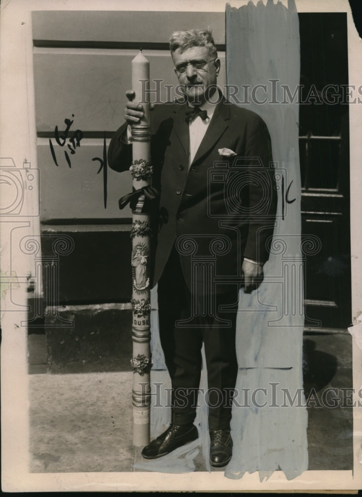 1934 Press Photo Antonio Angelo & huge candle for Eleanora Duse casket