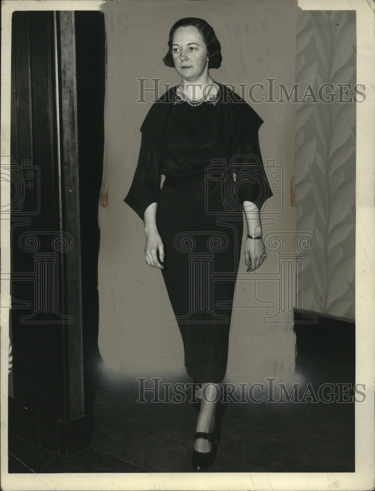 1937 Press Photo Jane Davis models dark colored evening dress - neo17130