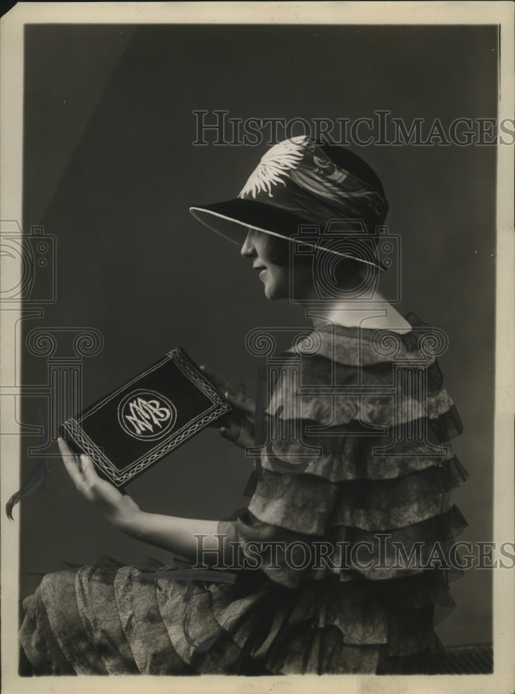 1923 Press Photo Pocket bookpurse with monogram initials - neo17159