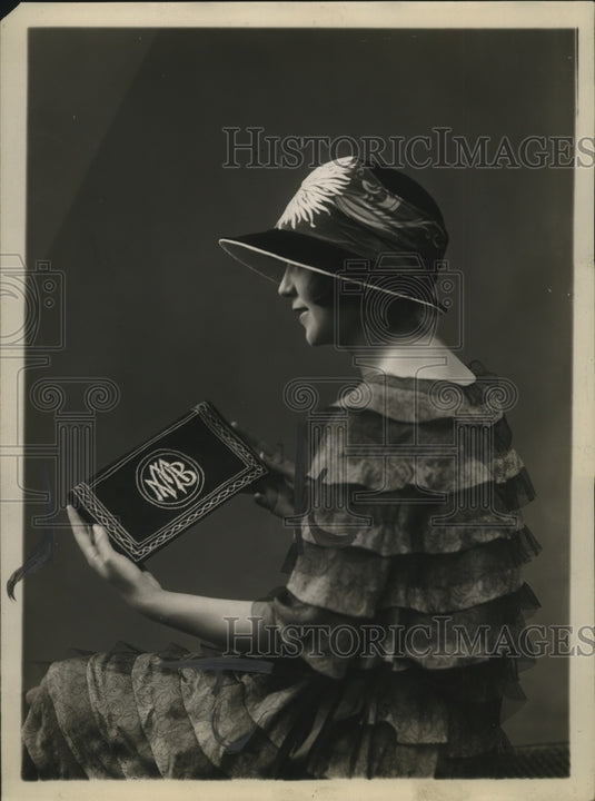 1923 Press Photo Pocket bookpurse with monogram initials - neo17159