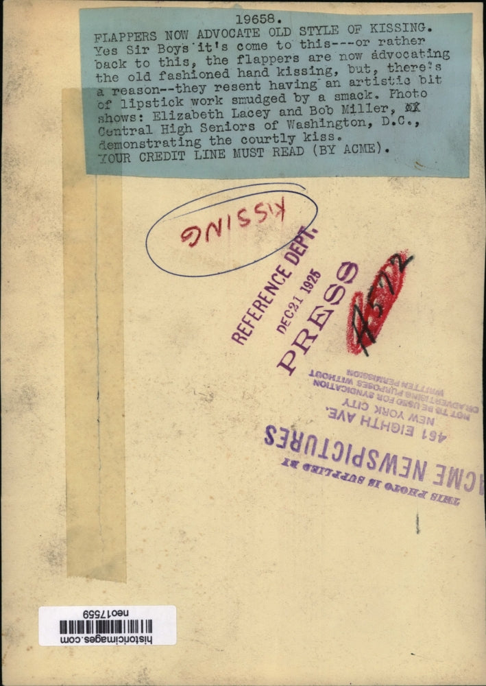 1925 Press Photo Flapper Elizabeth Lacey & Bob Miller Demonstrating Hand Kiss