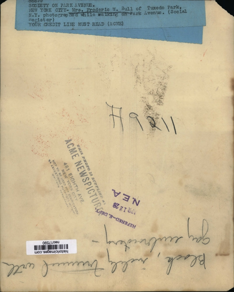 1928 Press Photo Mrs. Frederic W. Bull walks on Park Avenue in New York