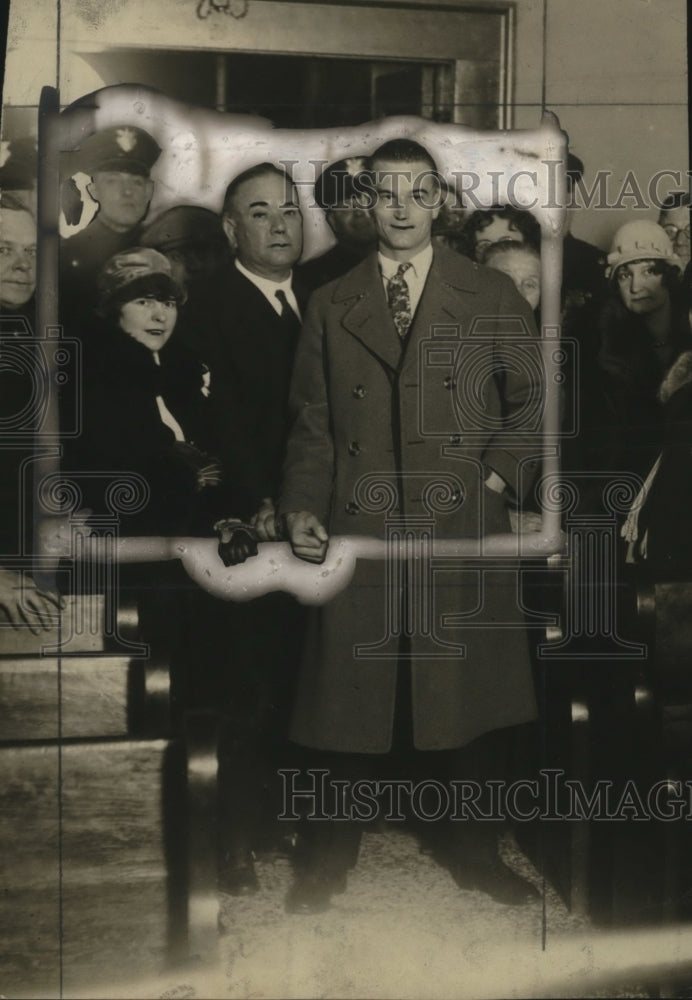 1925 Press Photo O. Troescher & Wife at wedding East. Cleveland Policeman