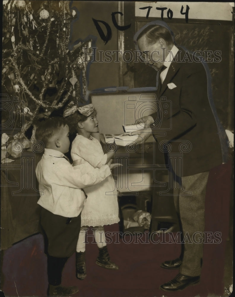 Load image into Gallery viewer, 1921 Press Photo T.B. Weaver Giving Gifts to Richard Gersdorf &amp; Clara Starliper
