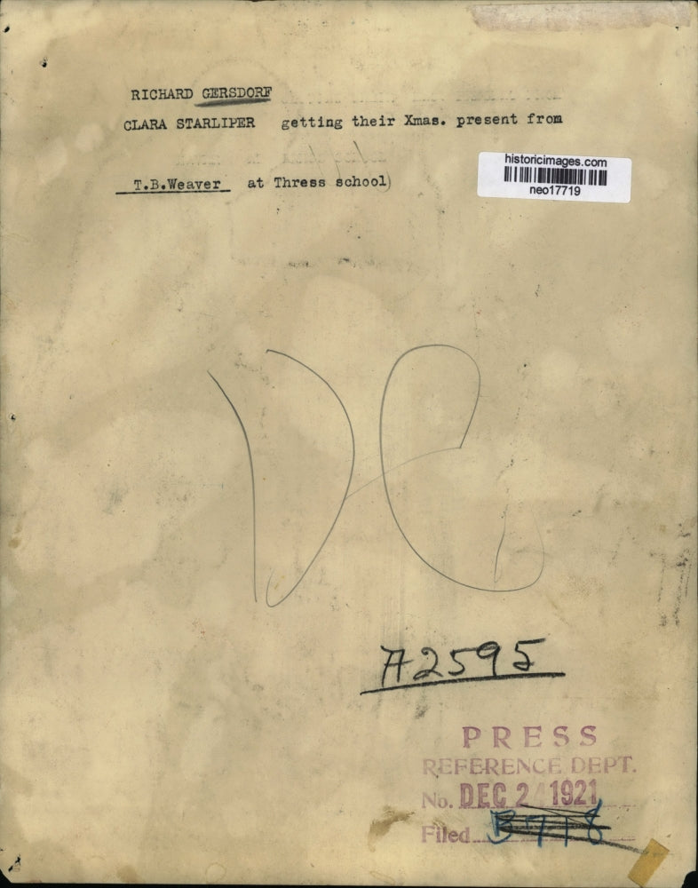 1921 Press Photo T.B. Weaver Giving Gifts to Richard Gersdorf & Clara Starliper