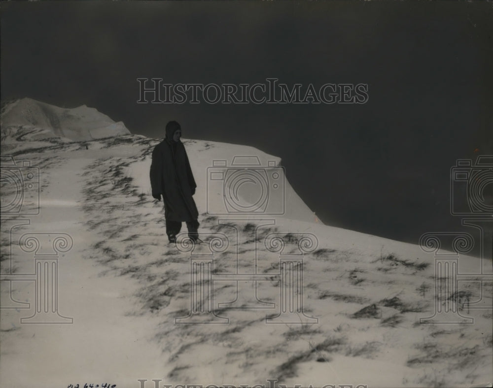 1942 Press Photo Civilian Looks to German-Occupied France Across Strait