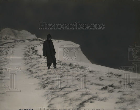 1942 Press Photo Civilian Looks to German-Occupied France Across Strait