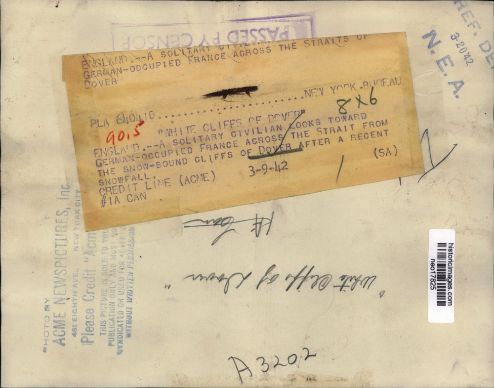 1942 Press Photo Civilian Looks to German-Occupied France Across Strait