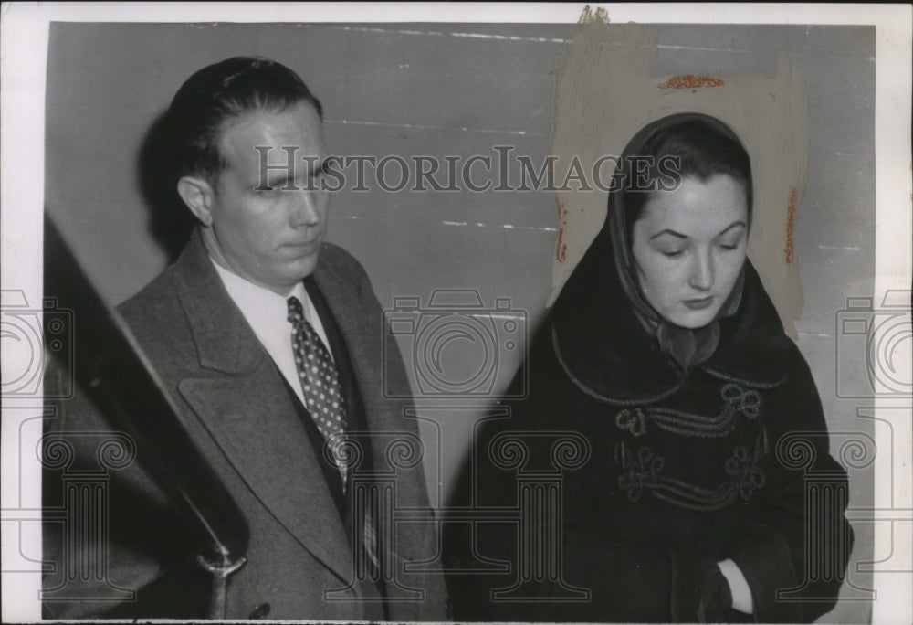 1955 Press Photo NY: Patricia Wray Brought to Police Station by Detective