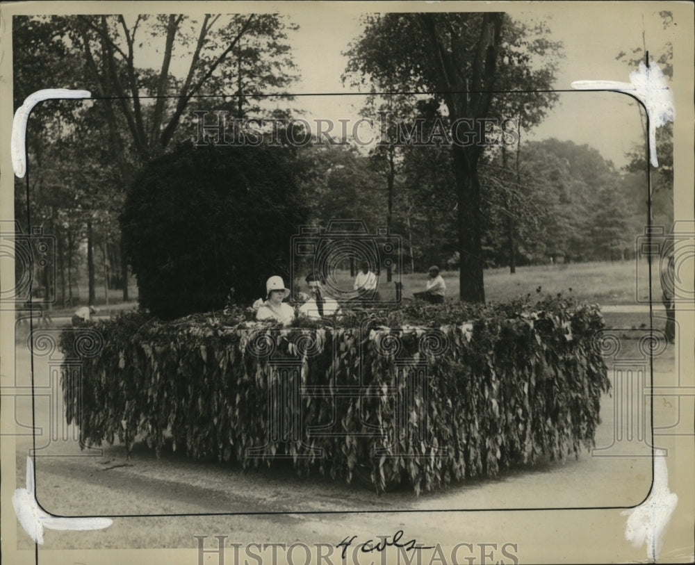 1929 Press Photo Couple Standing Amid Vines - neo17852